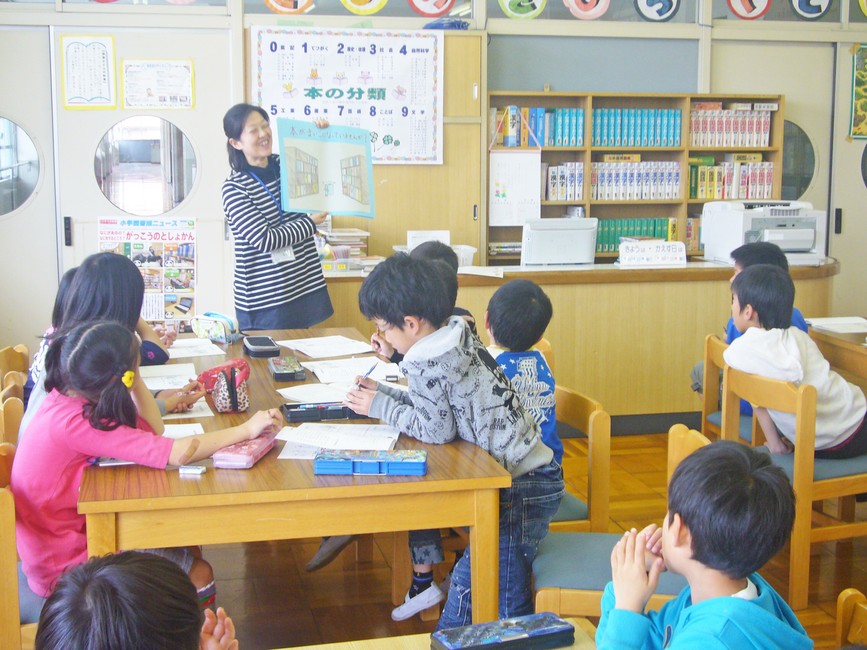 学校図書室での学習の写真