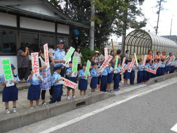 高月支所前道路での交通安全啓発の様子