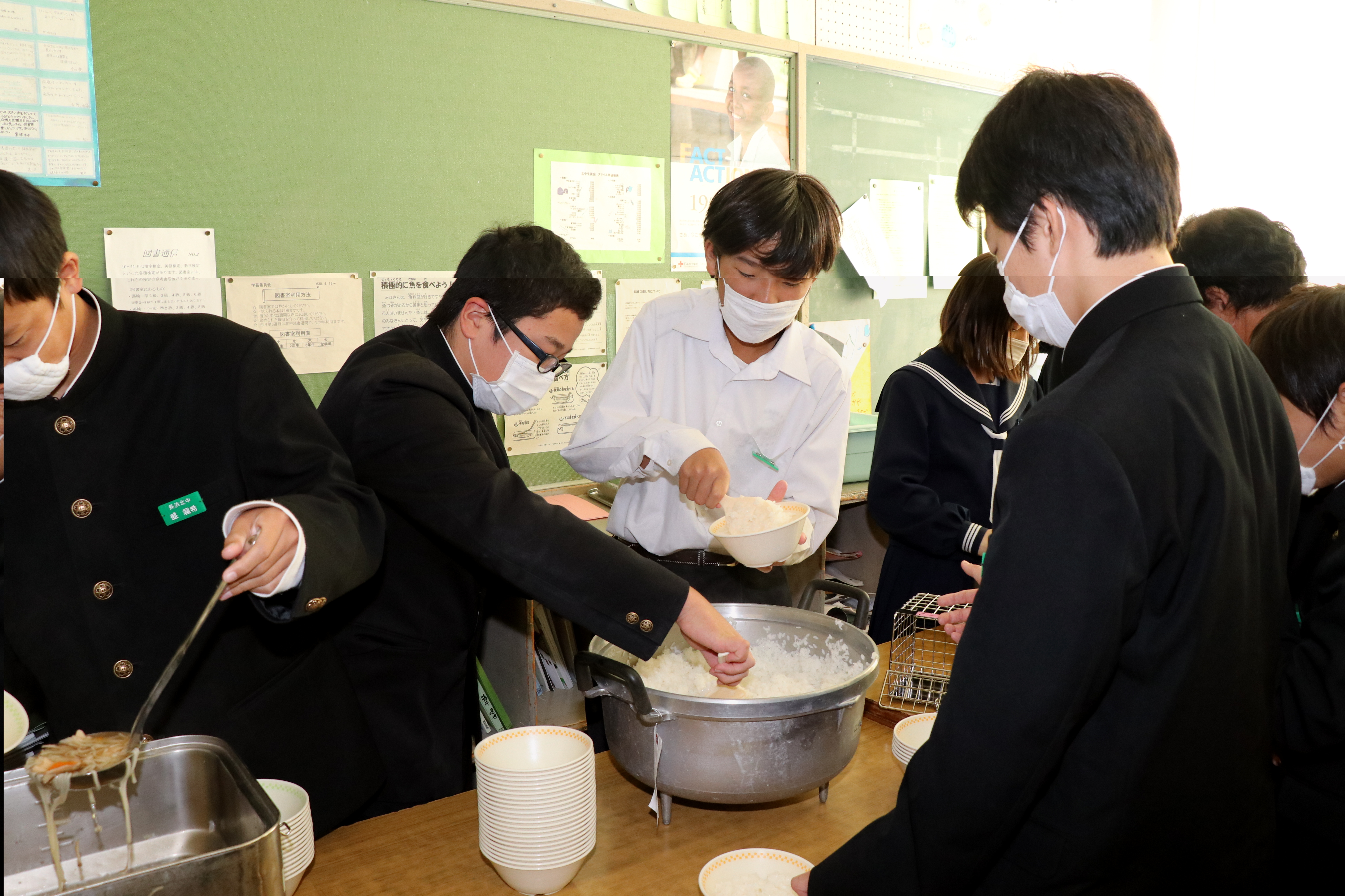 地産地消炊き出し事業「夢プロごはん」の中学生の様子