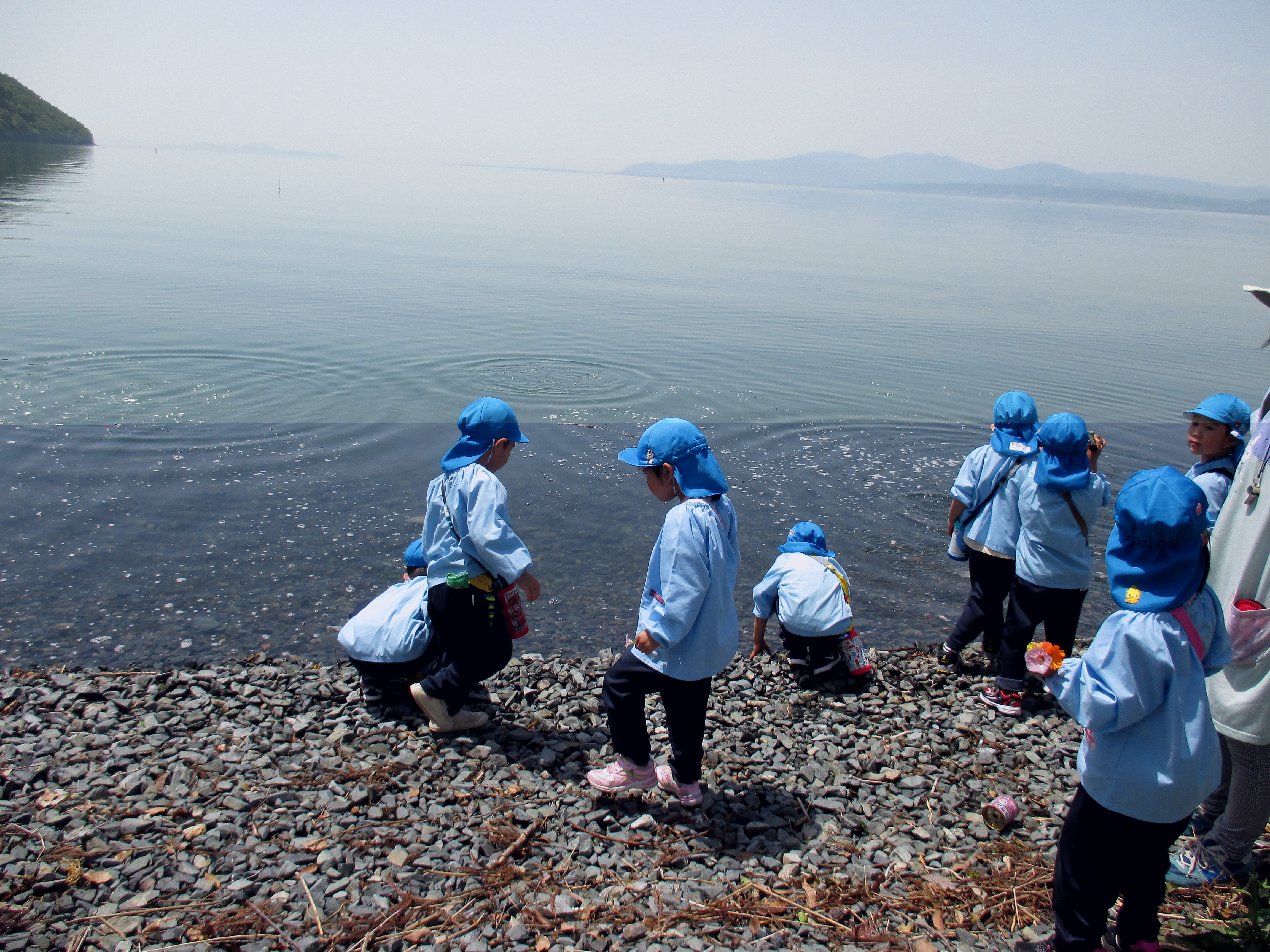 菅浦の琵琶湖岸で遊ぶ園児の様子