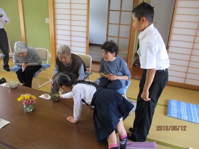 地域のお年寄りと交流