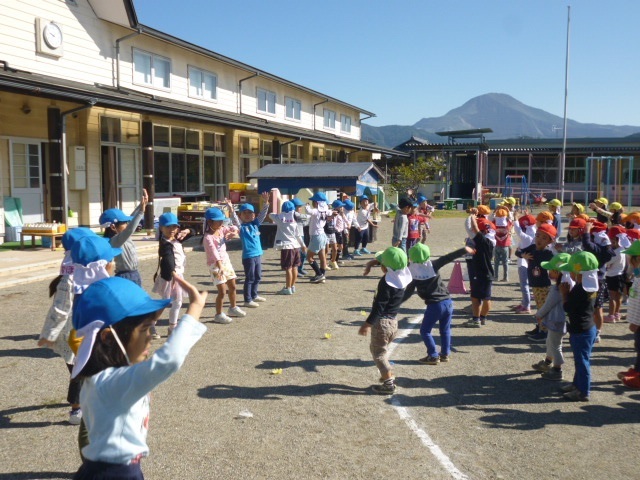 今日は5歳児が体操の先生になります