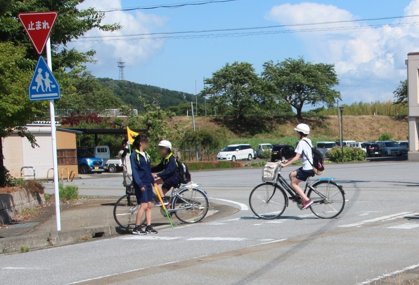 生徒による交通指導の様子