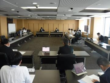 産業建設常任委員会、予算常任委員会産業建設分科会の様子