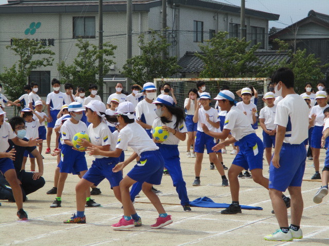 運動会　全校ボール渡しリレーの様子