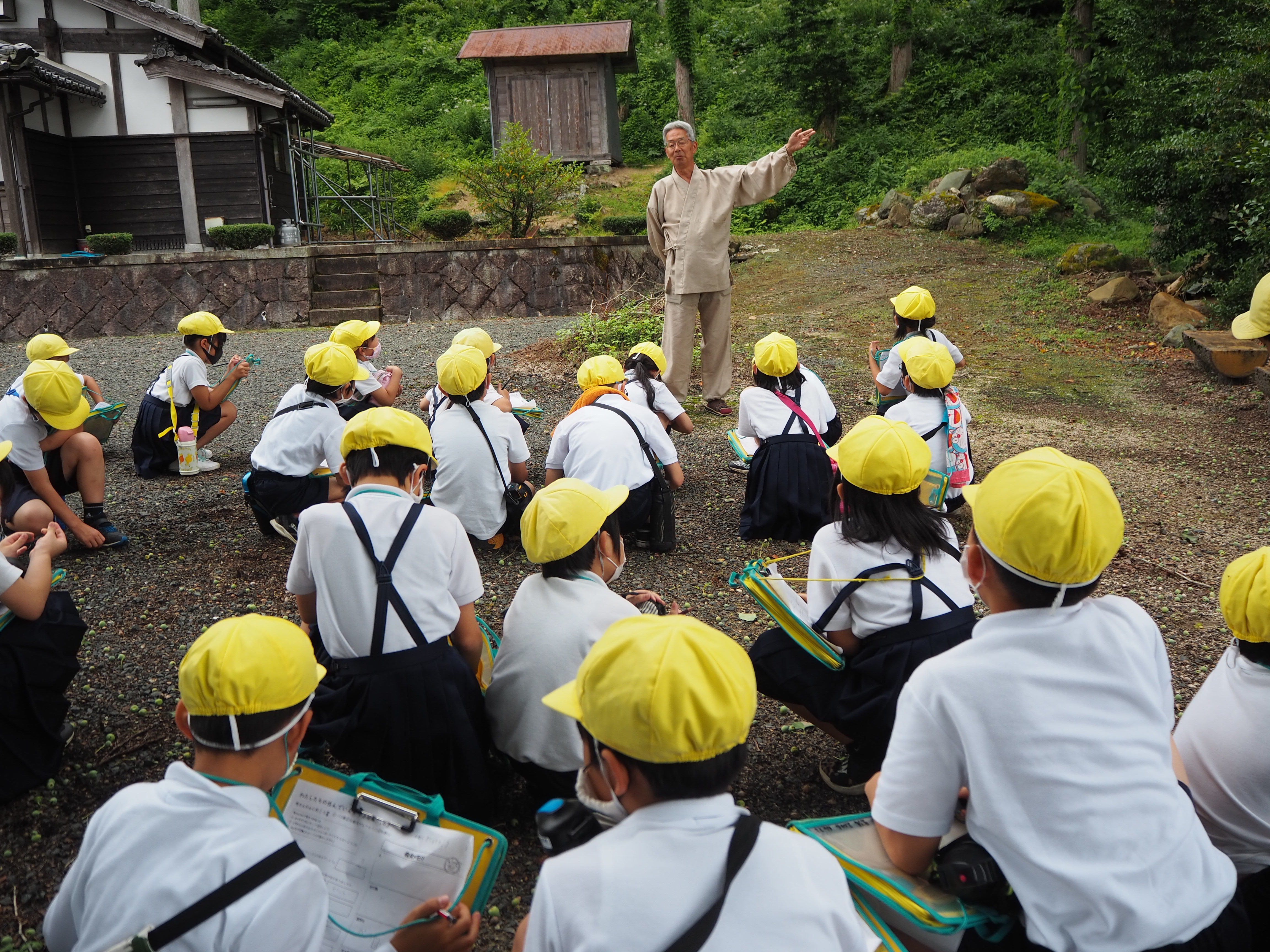 「火伏せの銀杏」の言い伝えを聴く3年生の様子