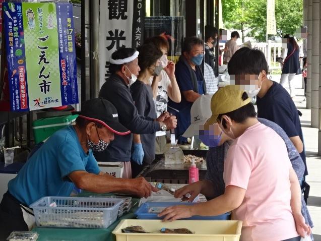 ごえん市の様子と看板