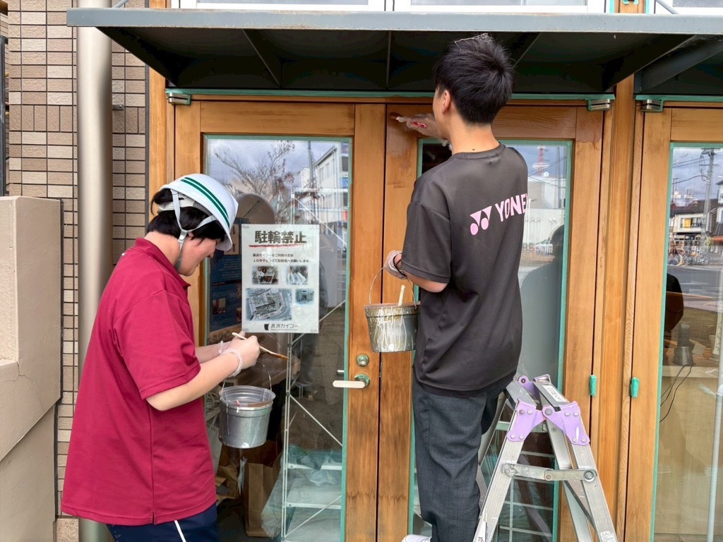 ペンキ塗り体験の様子