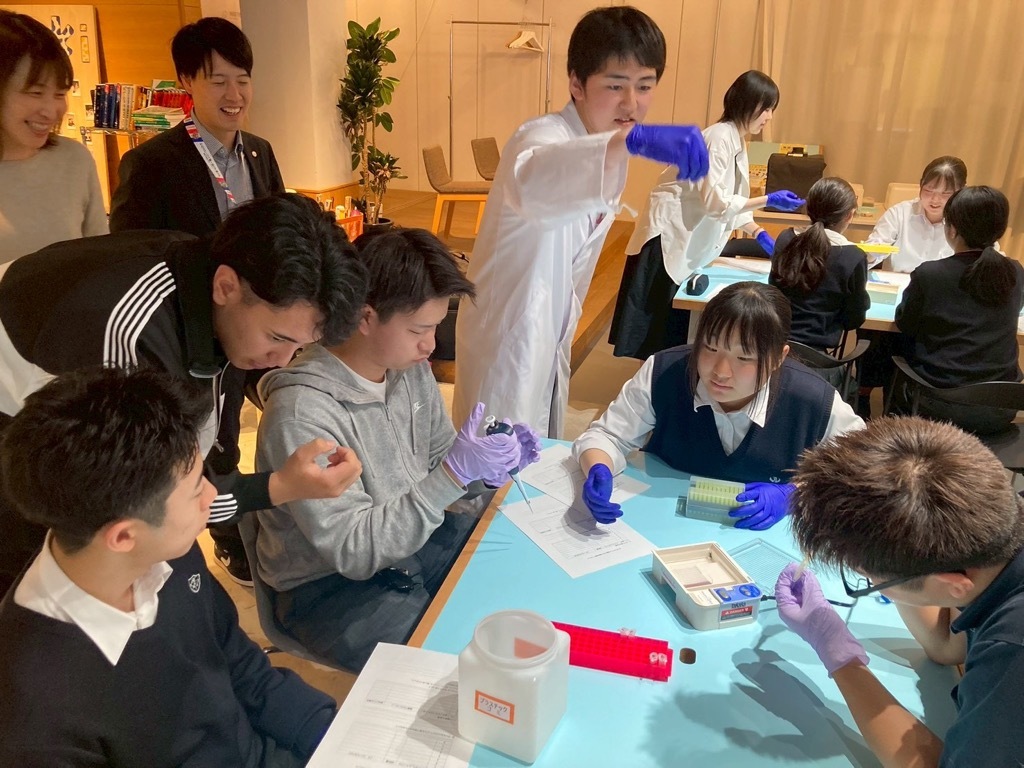 バイオ大学サークルによる実験イベントの様子