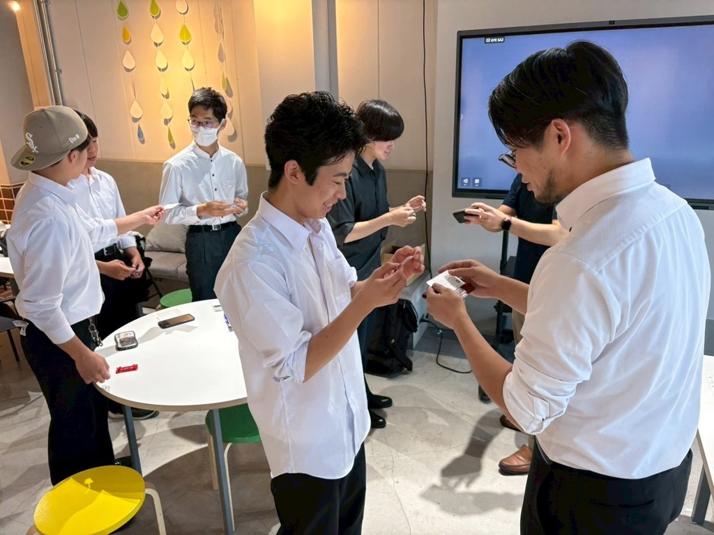 名刺作りワークショップの様子