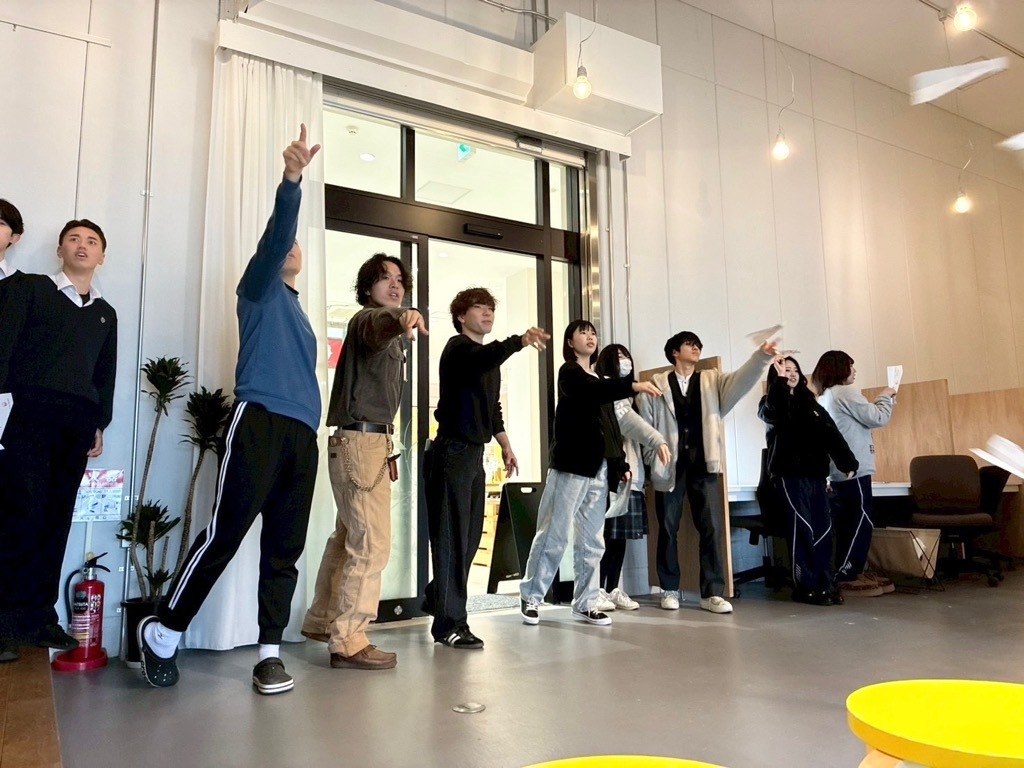 JALプレゼンツ お仕事講演会・紙ヒコーキ飛ばしの様子