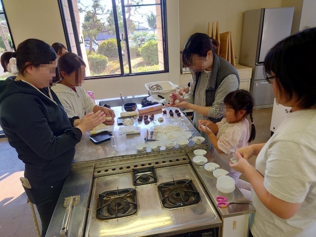 お菓子作りの様子