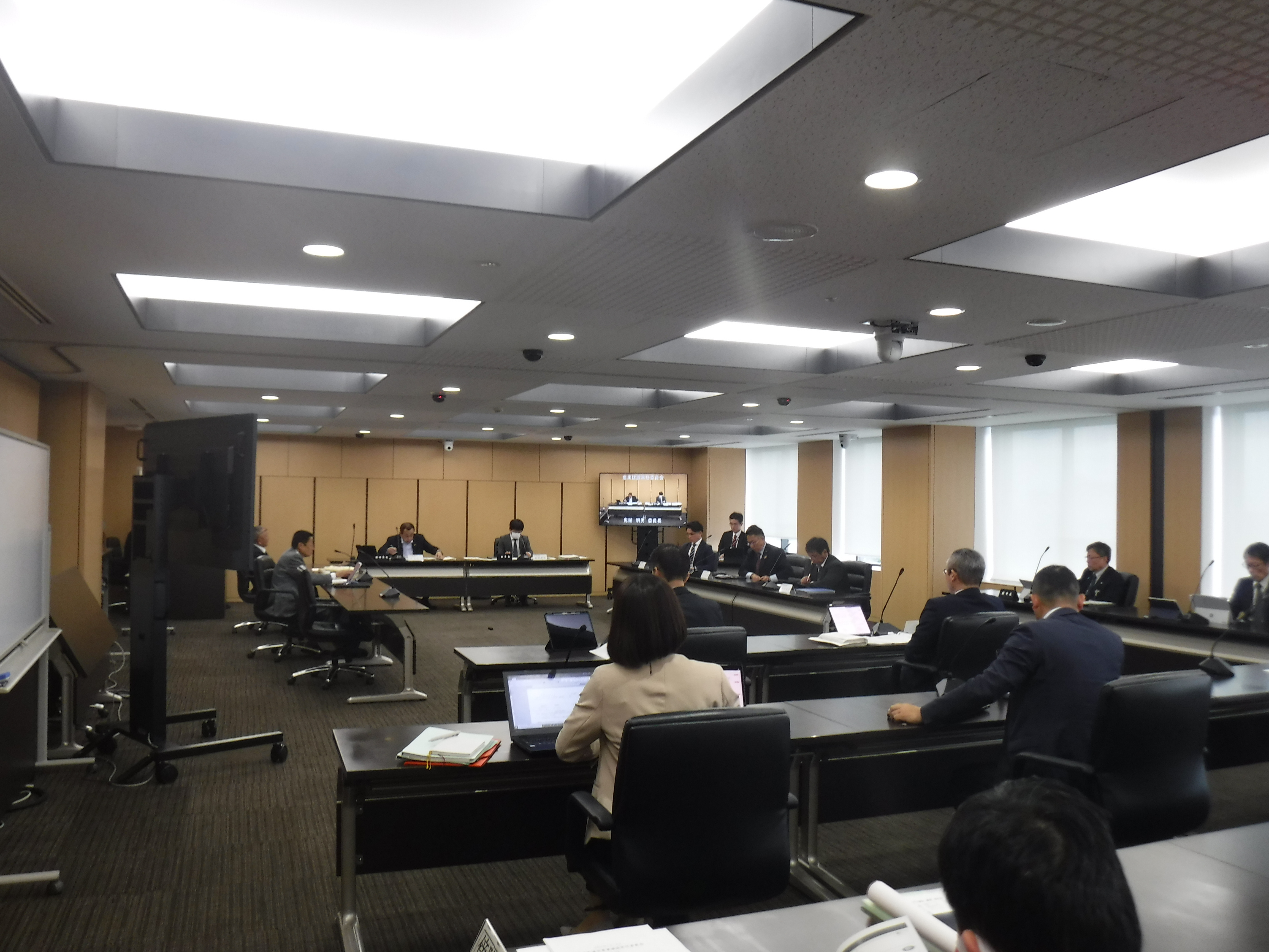 産業建設常任委員会の様子