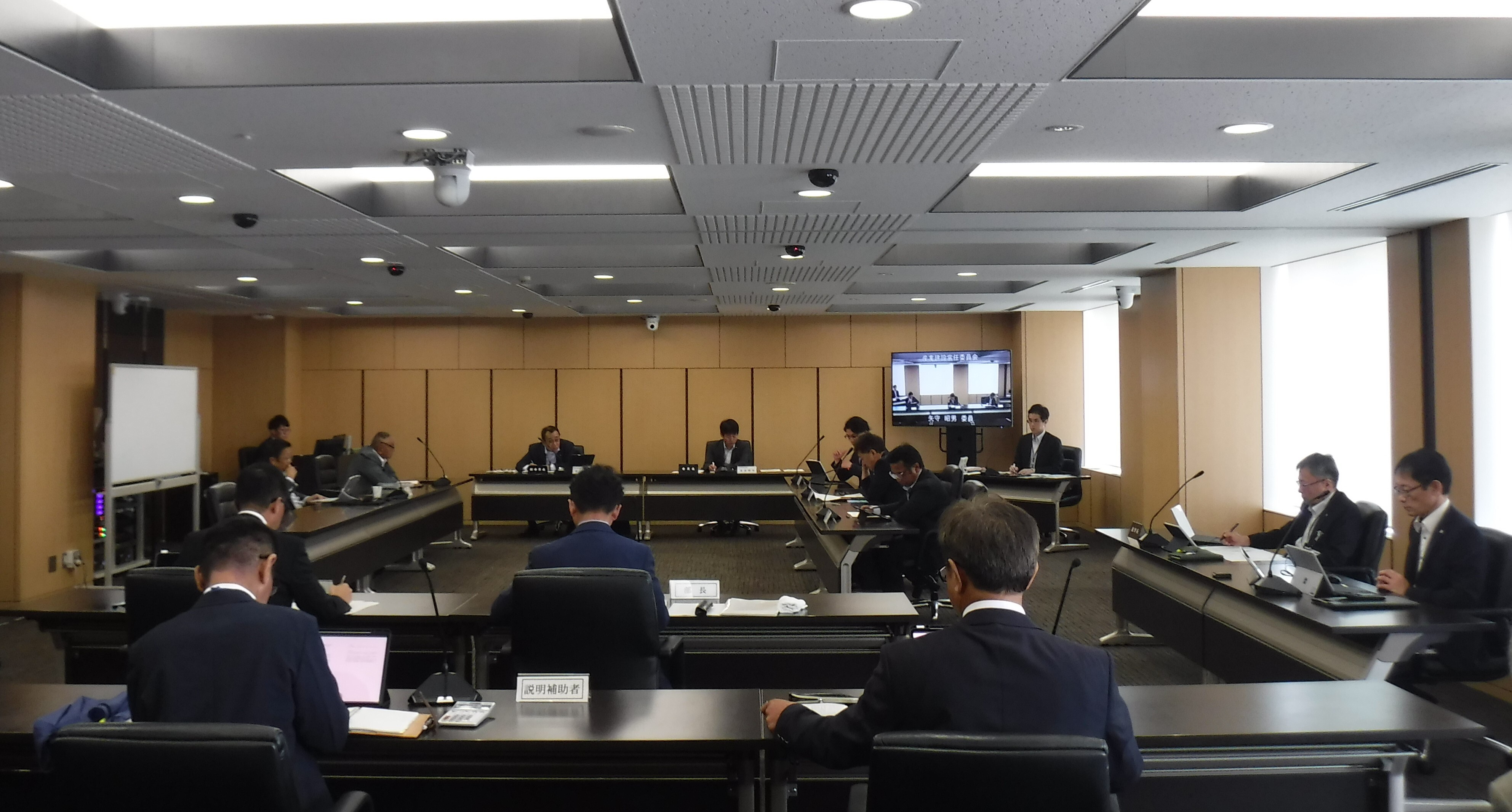 産業建設常任委員会の様子