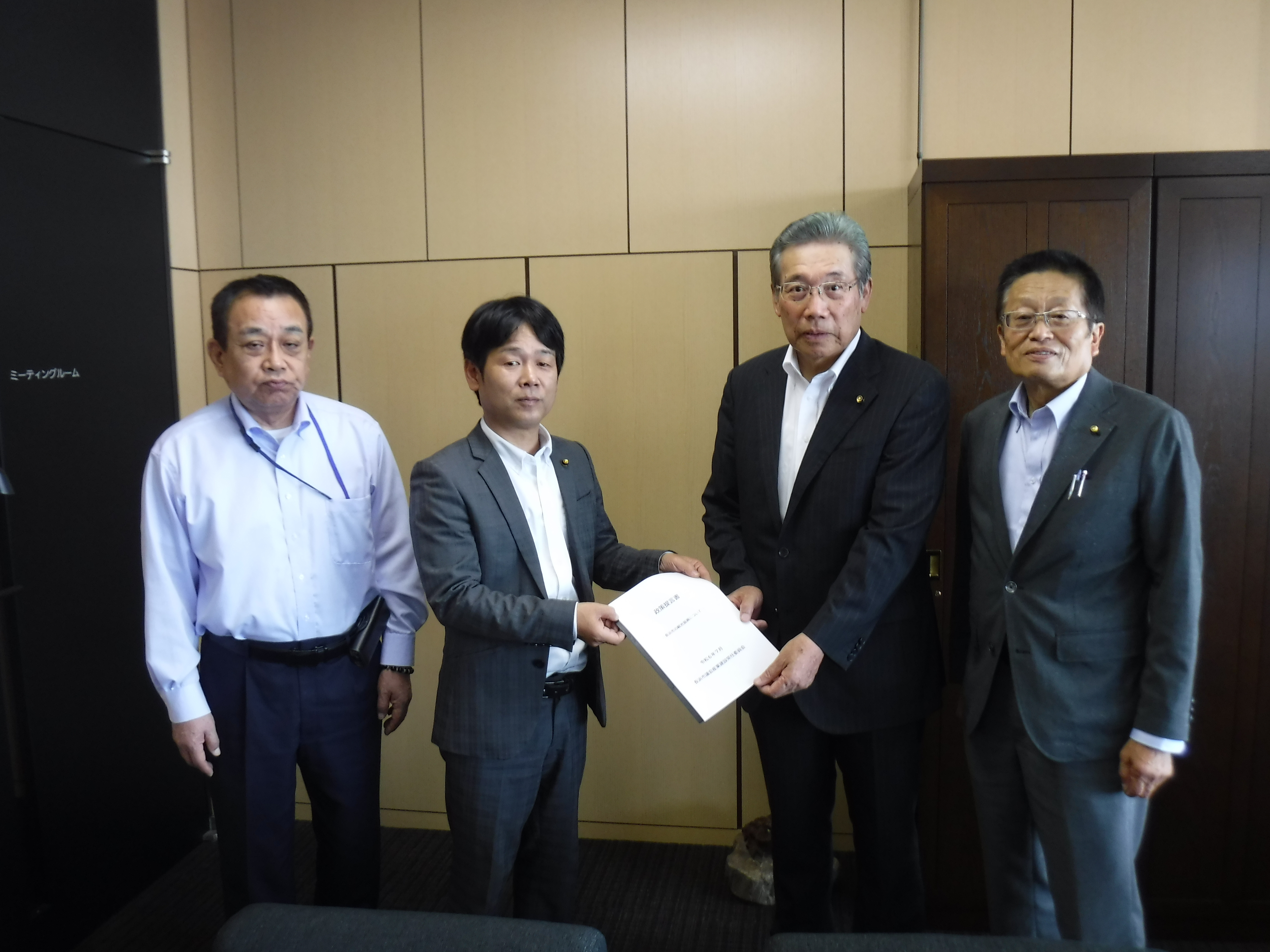 政策提言書提出の様子
