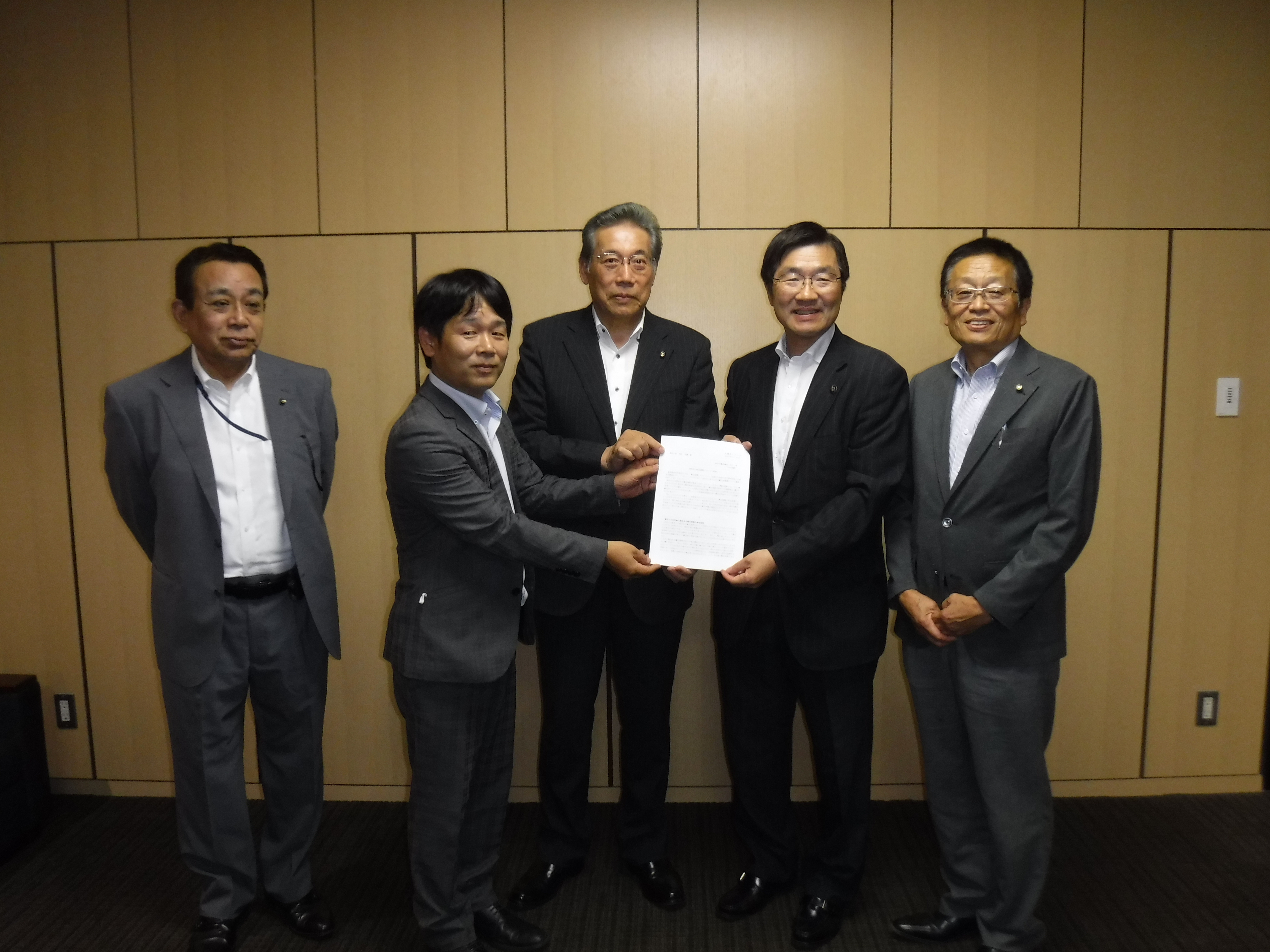 産業建設常任委員会から政策提言書提出の様子