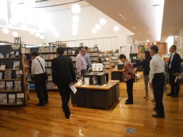 図書館での視察の様子