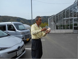 説明される杉本修さん