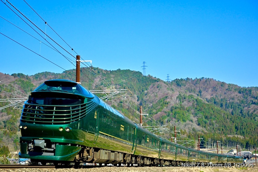 余呉駅付を走る瑞風試運転