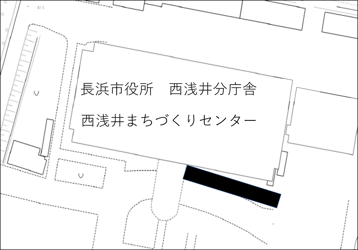 西浅井分庁舎玄関東側にスロープを造成します