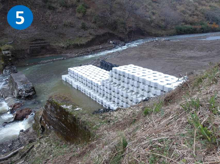 針川の堰堤写真