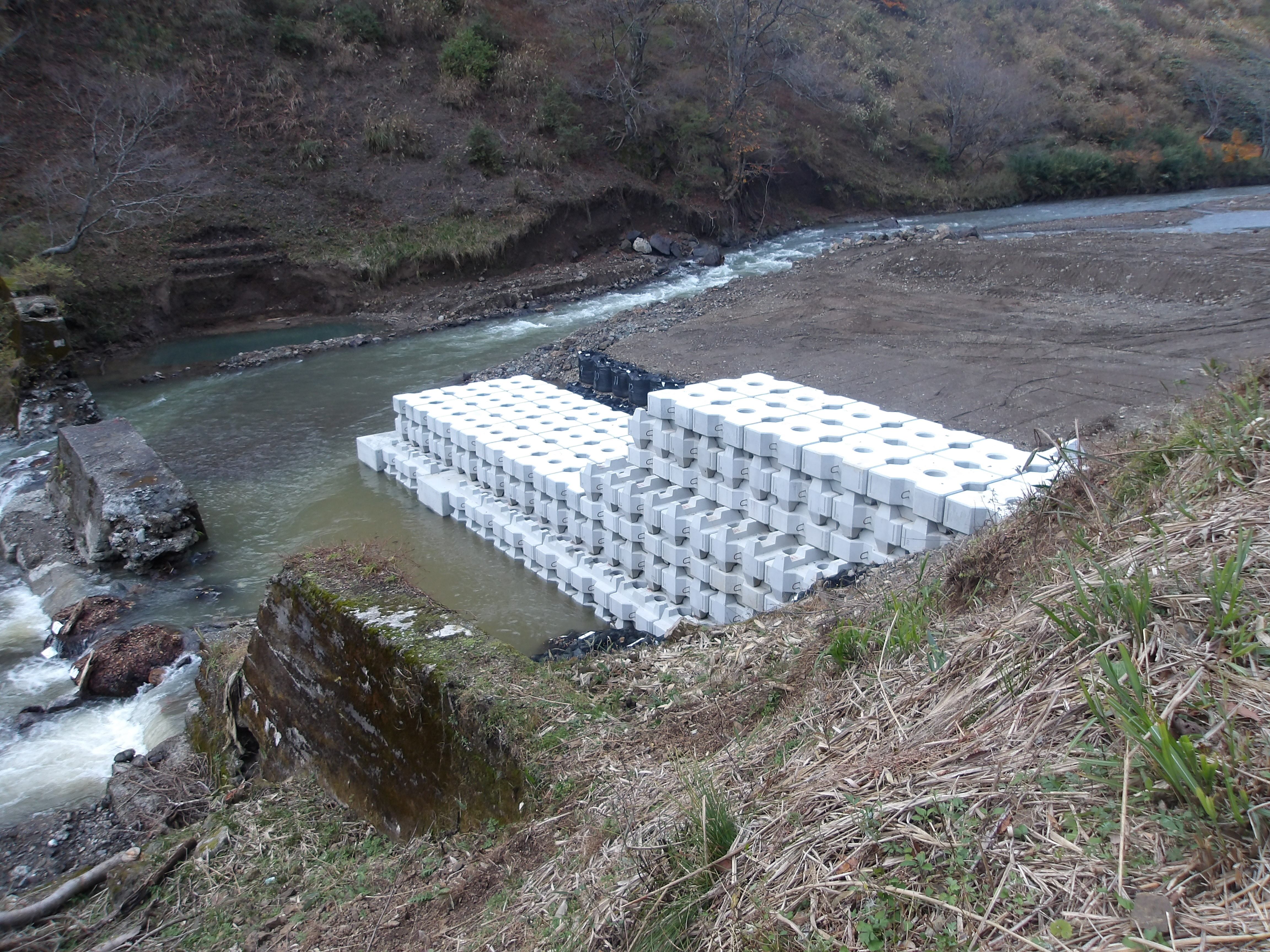 針川の堰堤施工中写真