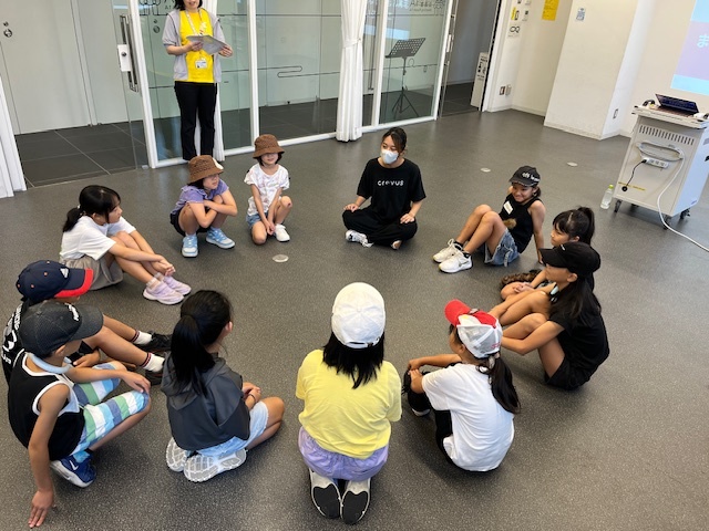 みんなで円になってアイスブレイク