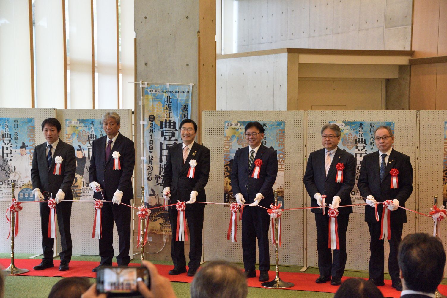 テープカットの様子