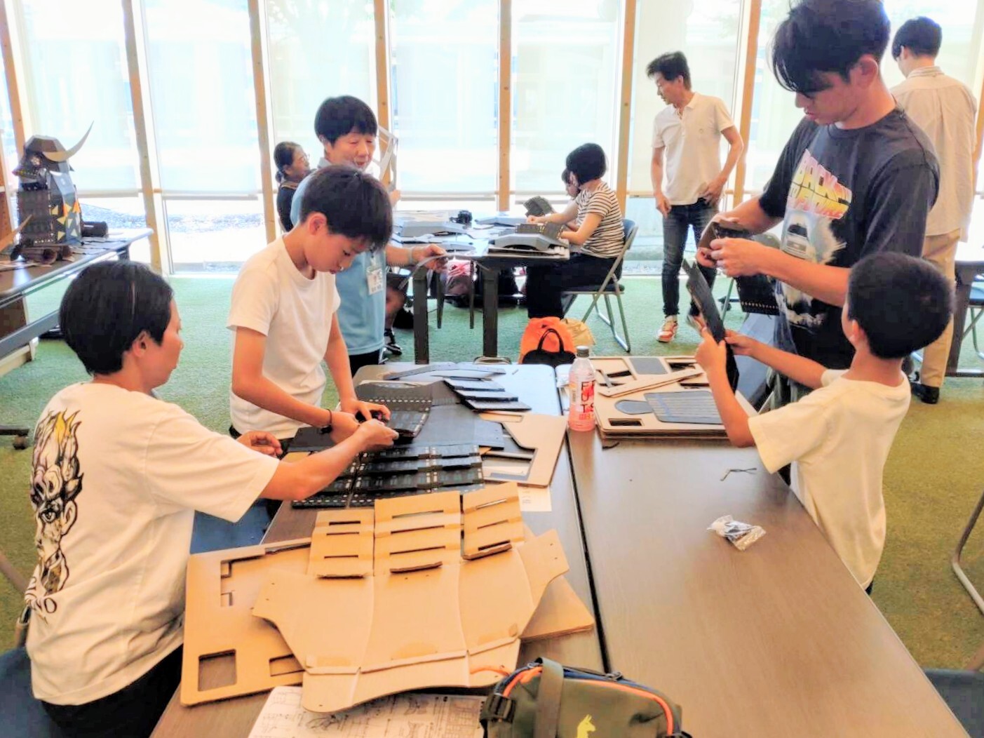 戦国ステーションでの甲冑作りワークショップの様子1