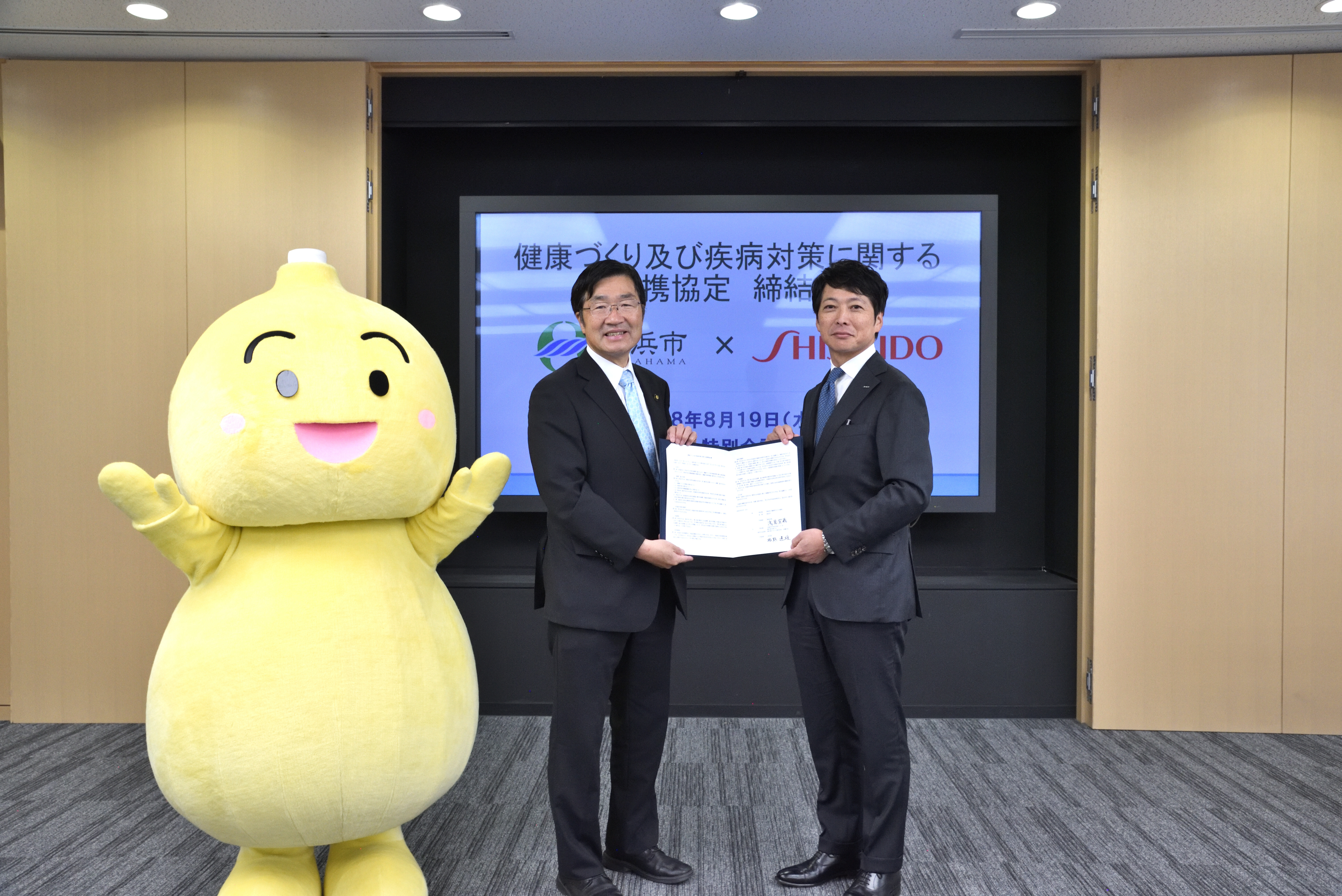 柏熊社長と浅見市長とひょうたんちゃん