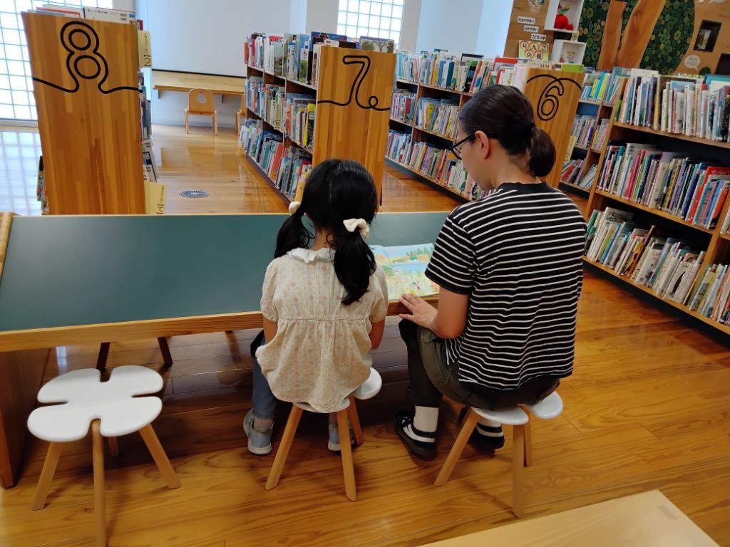 絵本の読み遊びをする親子(長浜市立図書館)