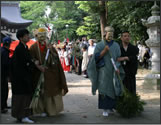 七条町足柄神社の春祭りより神輿を迎える「尉」と「姥」