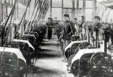 力織機が導入された蚊帳工場の様子