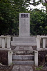 長浜八幡宮に建つ「濱縮緬創製記念碑」
